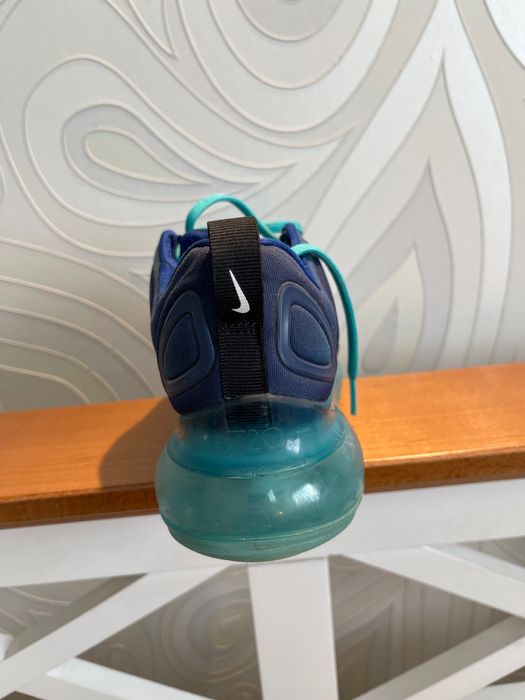 Vand NIKE AIR MAX 720 .