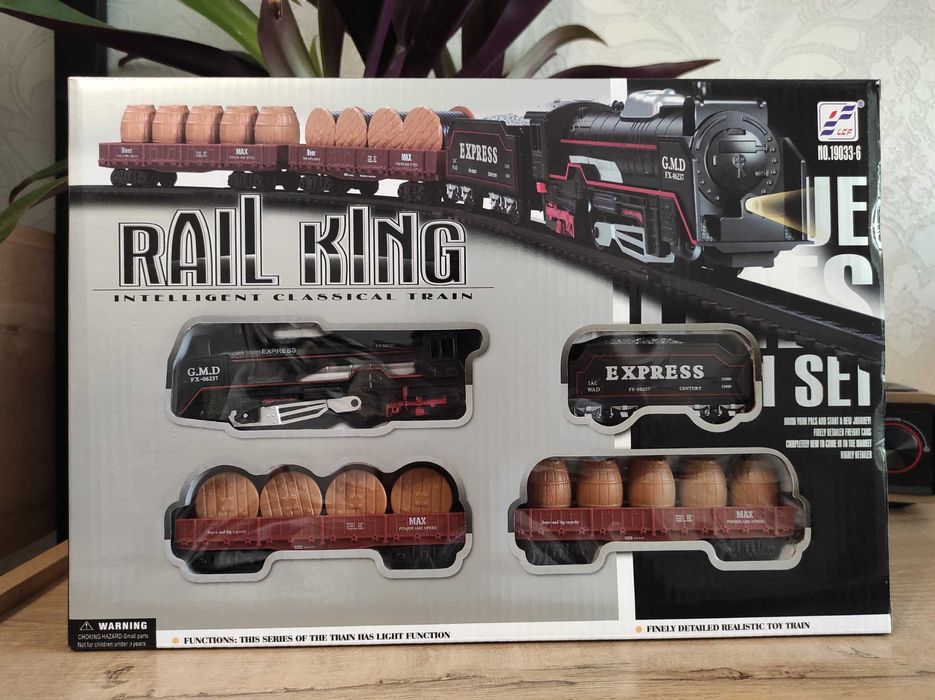 Железная дорога на батарейках. Поезд с прожектором + 3 грузовых вагона