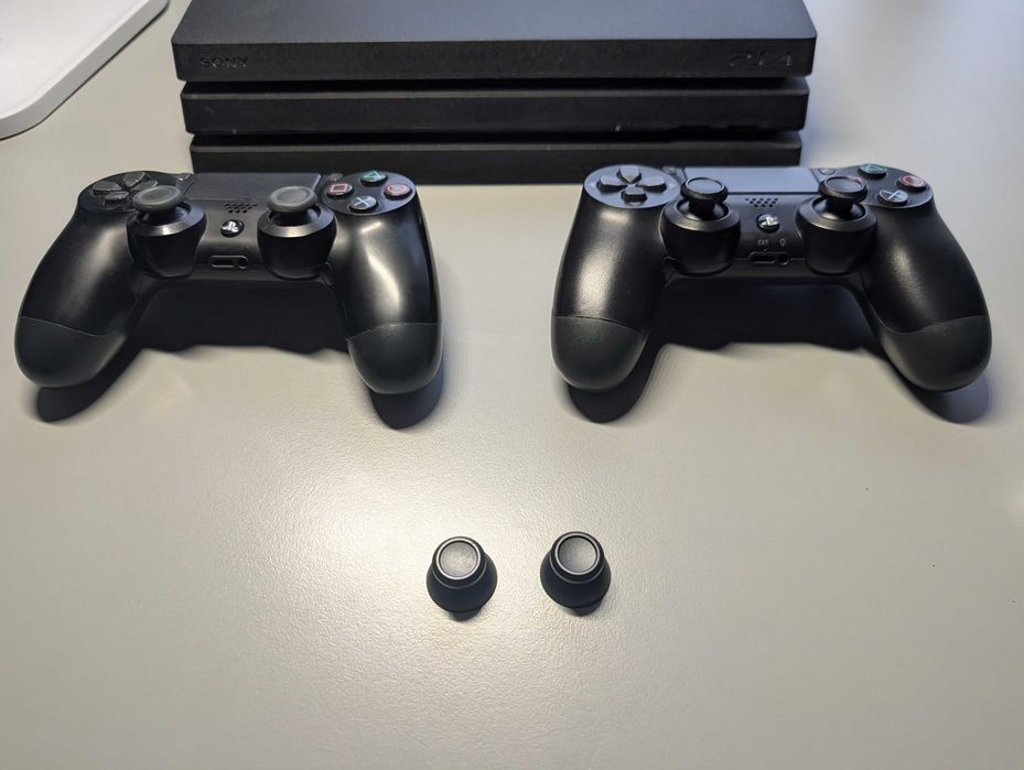PS4 Pro + 2 controllere + 4 jocuri + thumbsticks metal