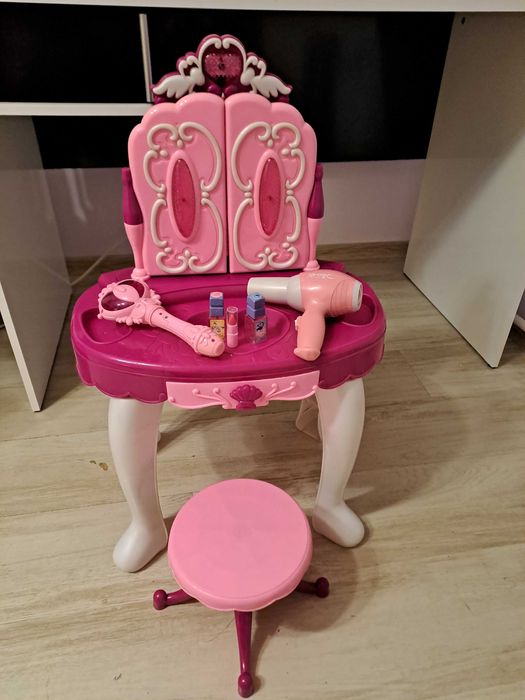 Детска козметична масичка