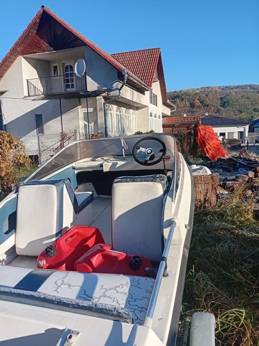 Barca cu motor benzina