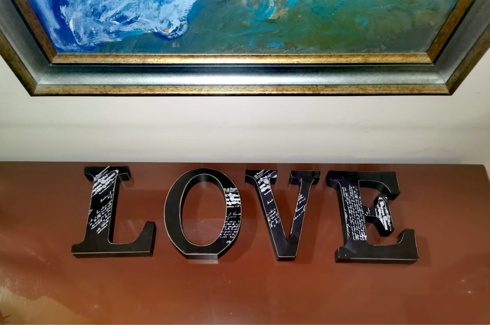 Антикварен знак надпис LOVE любов големи цветни букви от дърво