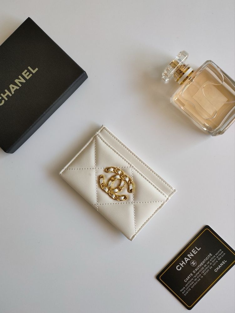 Портфейл Chanel.