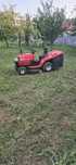 Tuns iarba cu tractoras