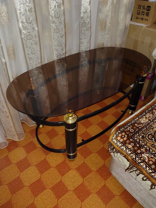Стеклянный журнальный столик