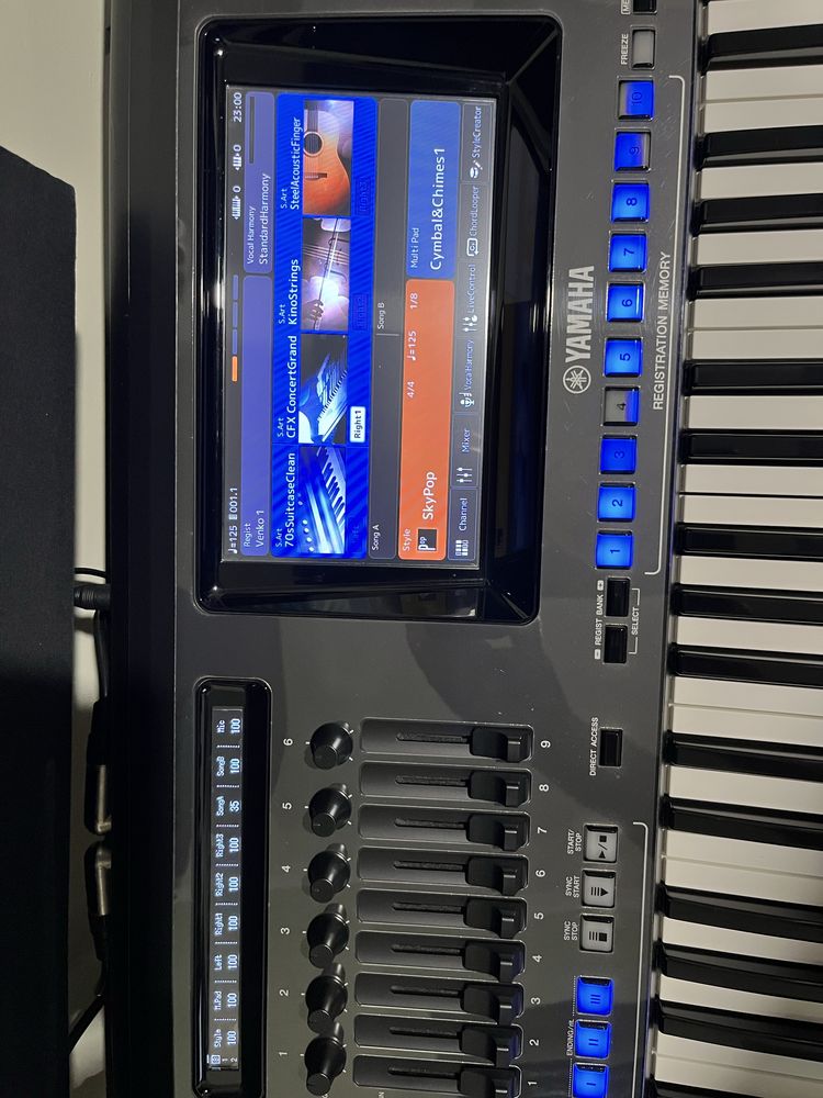Yamaha Genos ( korg ketron roland)