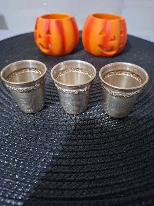 Set 3 pahare argintate filigran Franta inaltime 4 cm si raza de 3.5 cm