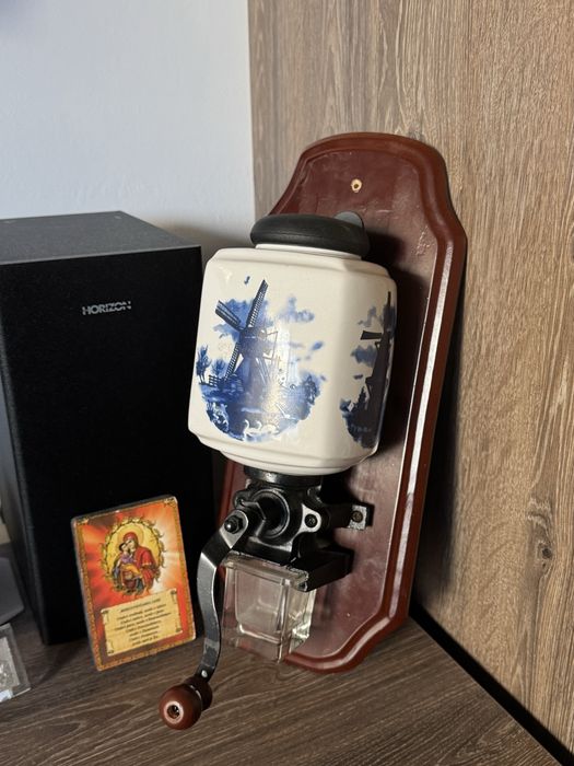 Rasnita Vintage cu manivela/ portelan de Colectie