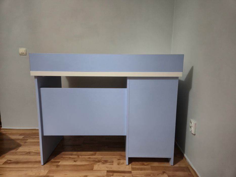 Birou de lucru albastru cu alb