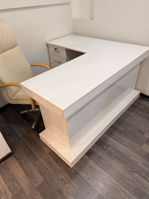 Столы офисные белые