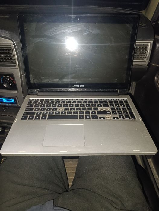 Noutbuk ishlaydi ekran sensir