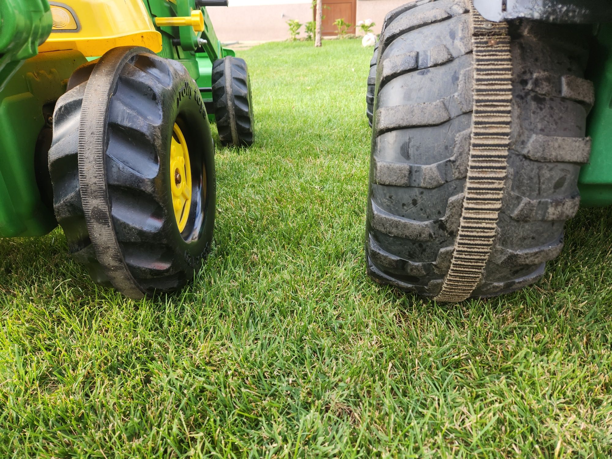 Акумулаторно камионче и багерче с педали: John Deere