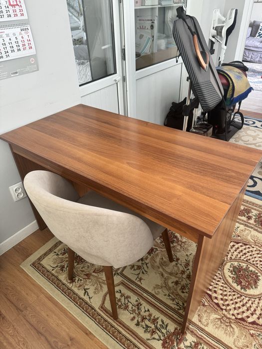 Стол письменный, в отличном состоянии