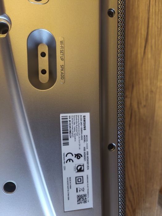 ine este cel mai probabil un Samsung HW-MS6501 soundbar curbat, 3.
