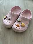 Crocs fete cu accesorii