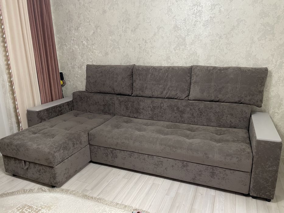 Продам диван с полками с двумя декаротивными подужками