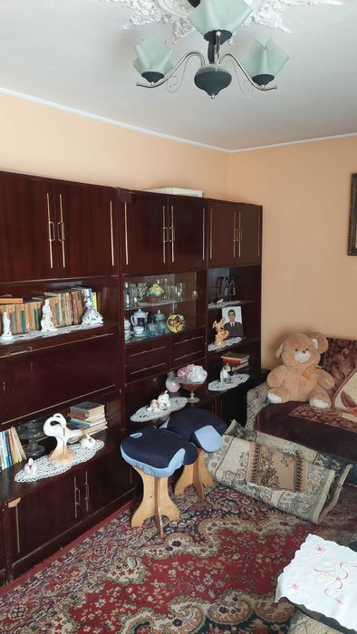 Mobila dormitor si sufragerie stare decenta+pat si 2 fotolii gratuit