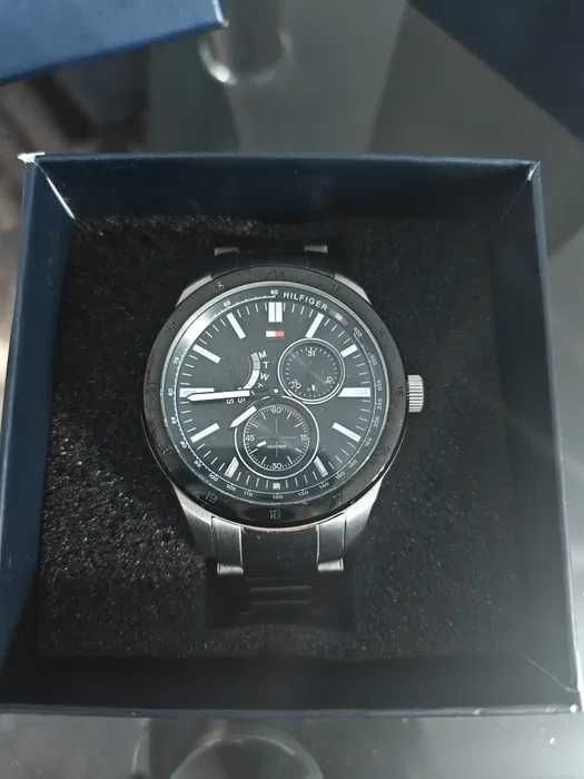 Tommy Hilfiger Часовник