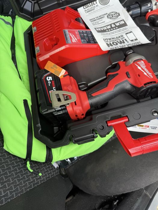 Акумулаторен комплект MILWAUKEE M18 BPP2C-402C (M18 BPD-0 + M18 BID-0)