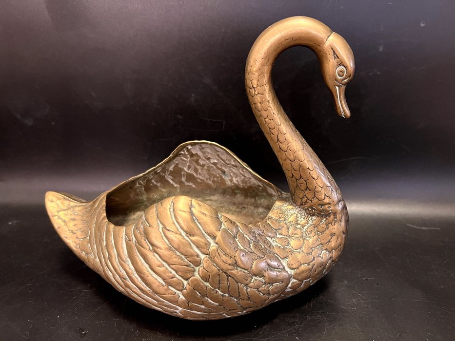 Jardiniera in forma de lebădă realizată din bronz masiv.