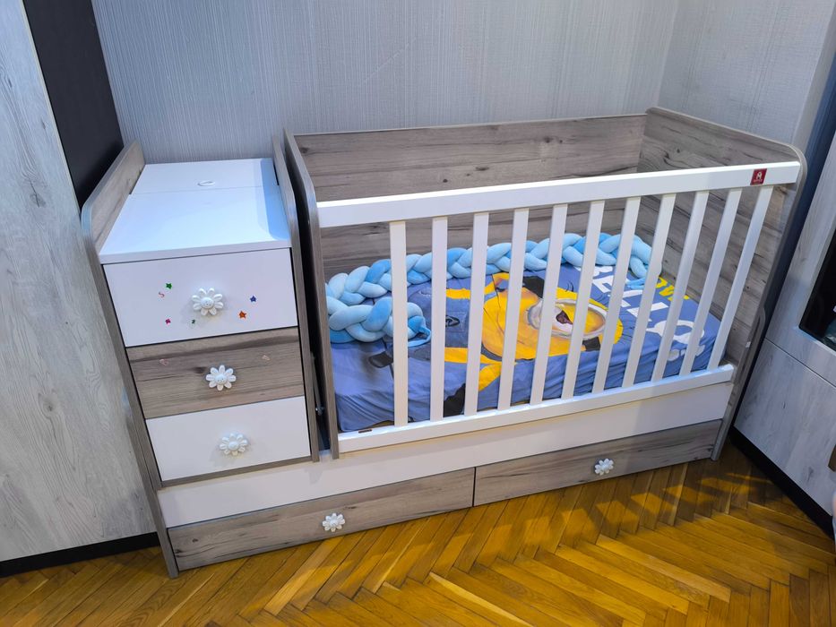 Голяма бебешка кошара с люлееща функция.