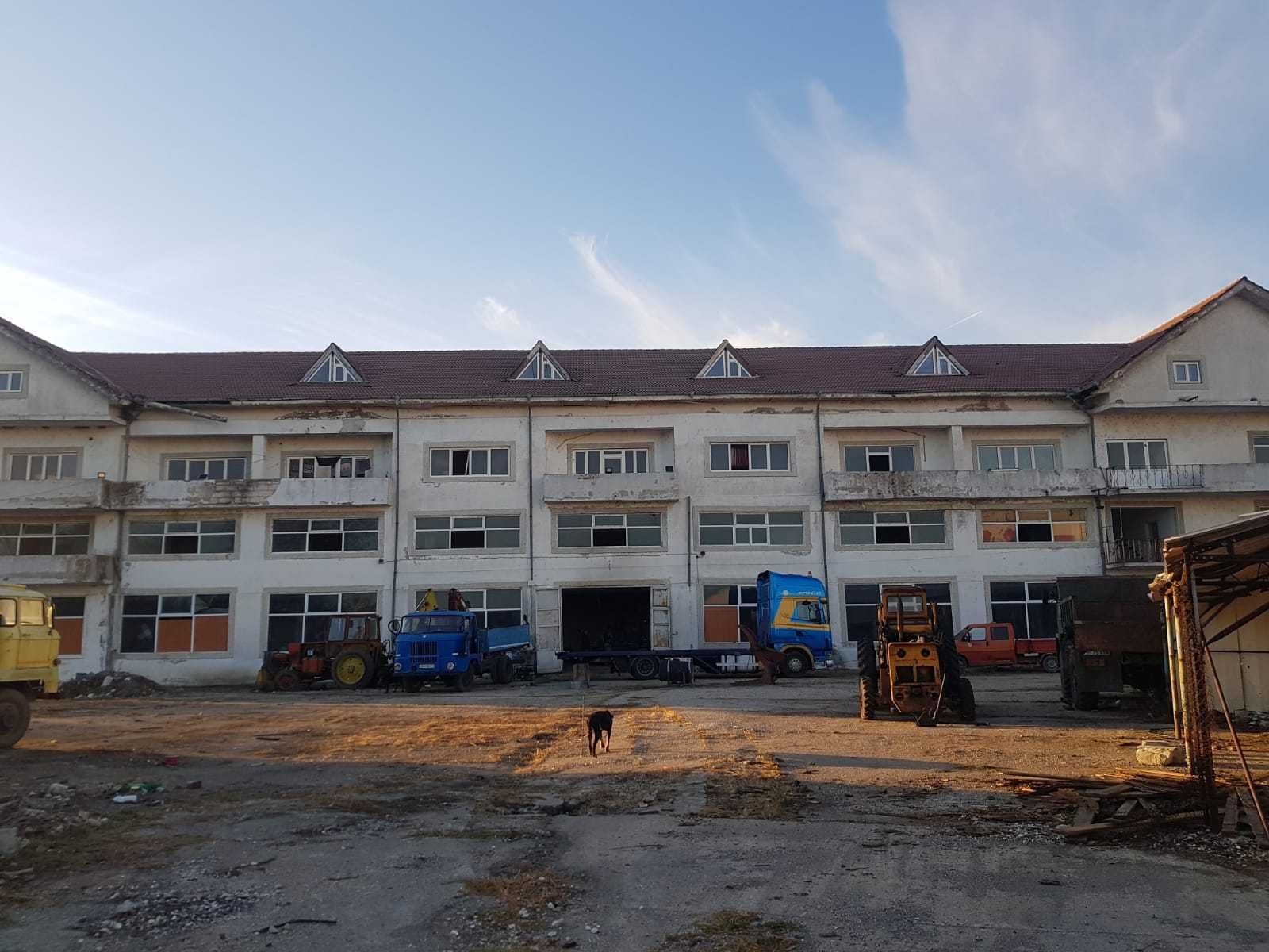 Langa Slatina, vanzare sau inchiriere cladire si hala, teren 5000 mp.