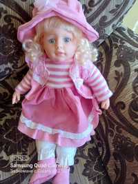 Продавам гръцка кукла, седяща, 60 см.