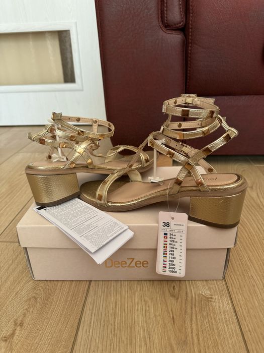 Сандали златисти Dee Zee, нови с етикет, номер 38
