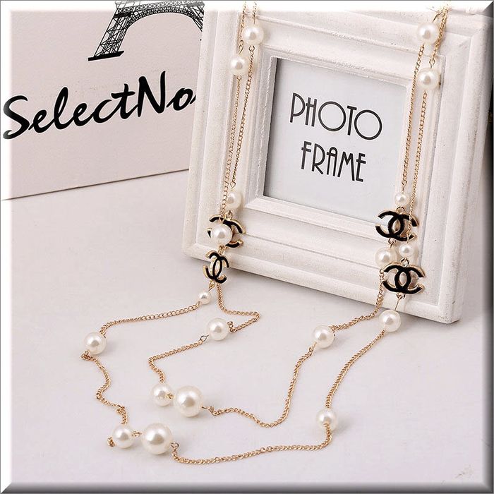 Colier fashion charmuri și perle