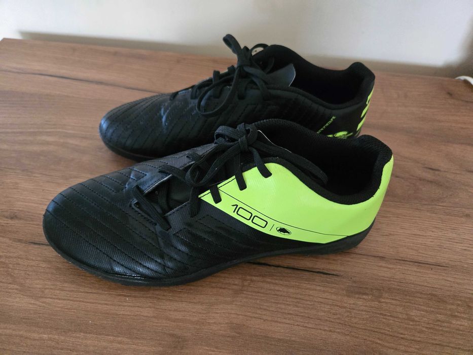 Мяратонки от Декатлон за футбол и физическо  39 номер