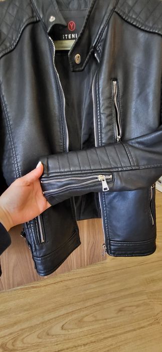 кожено яке момче