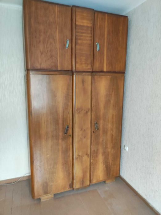 Продавам старинен гардероб и столове