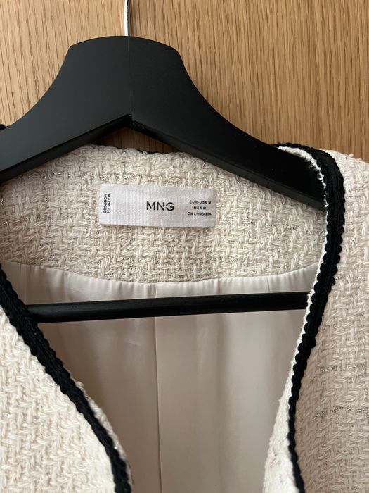 Бяло сако Mango.