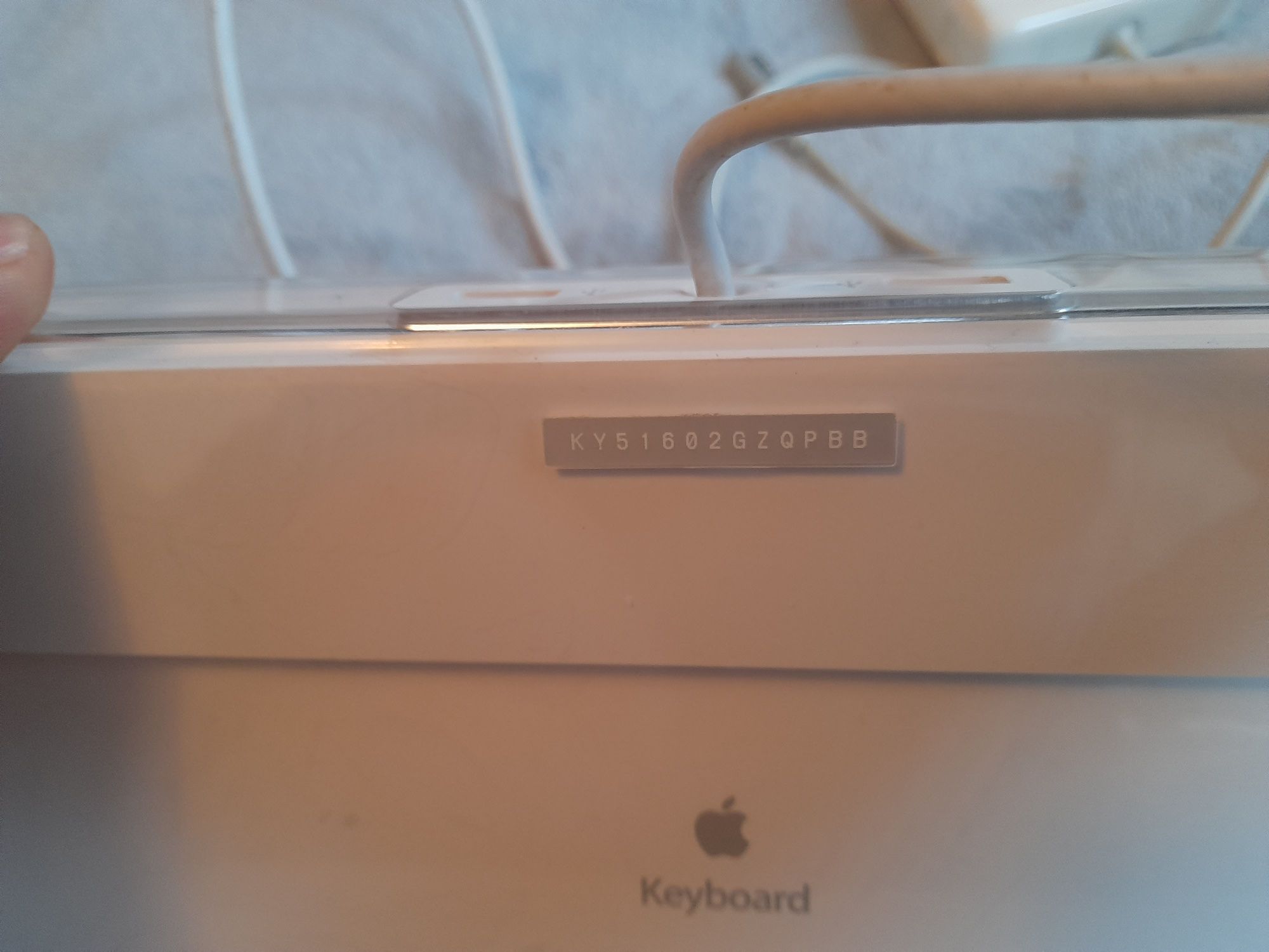 Incarcator și tastatură Apple.