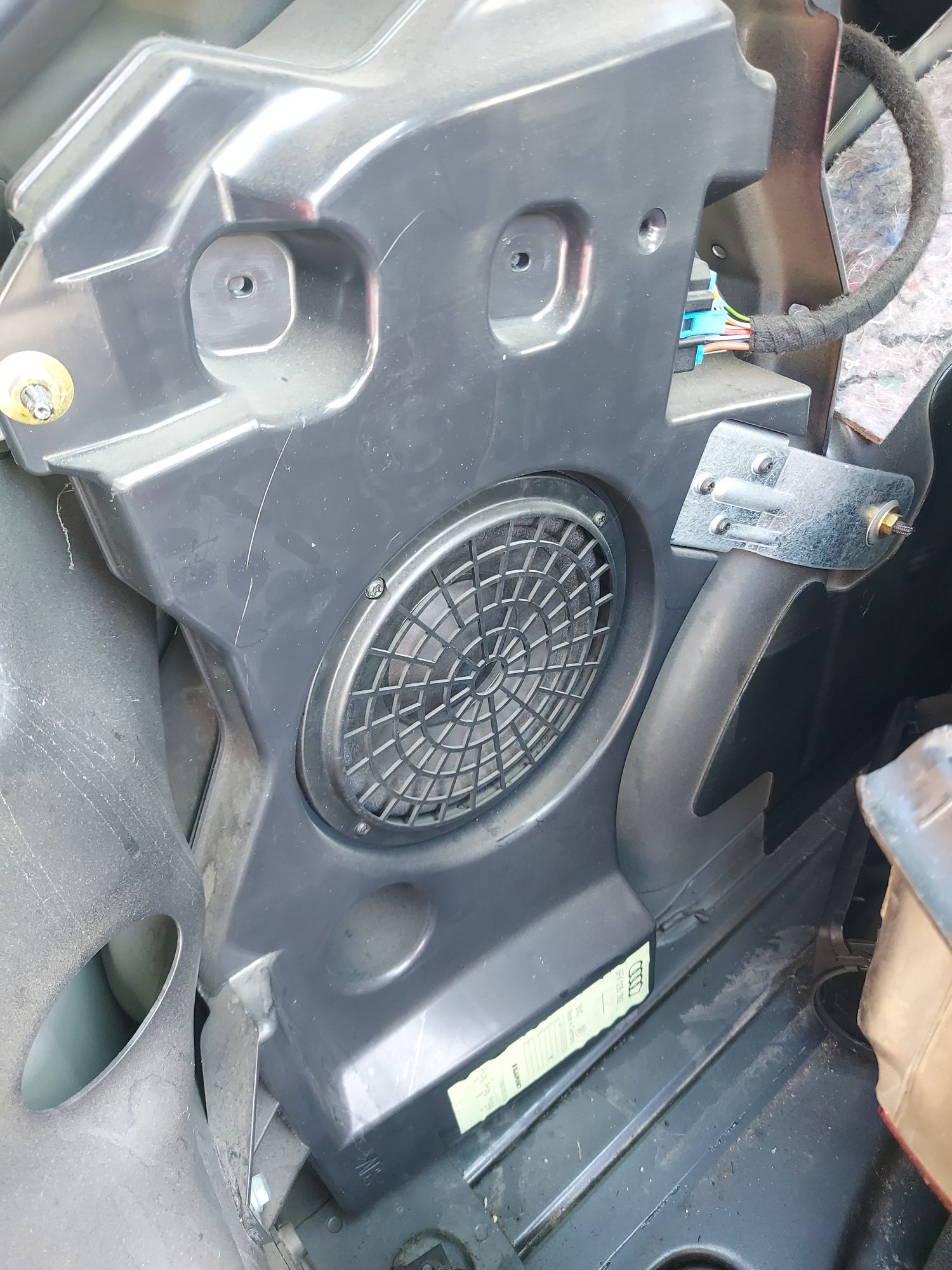 Tub bass Subwoofer Audi A3 8 p 2 sau 4 usi