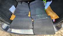 Стелки за Mercedes ML W164. Черен графит с бял шев