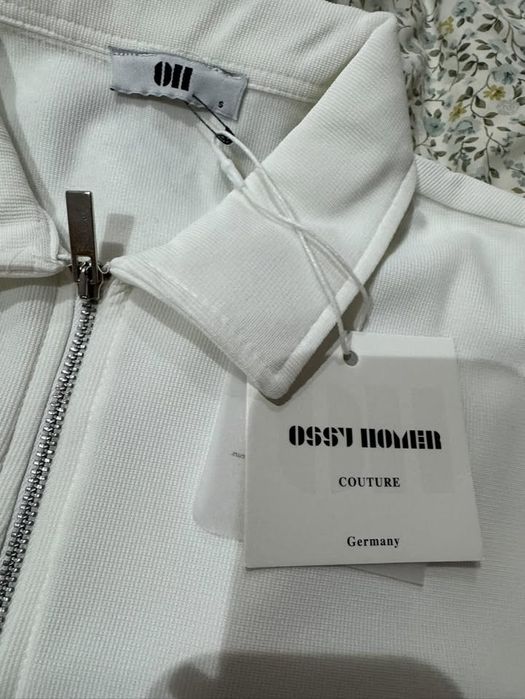 Бял спортен екип