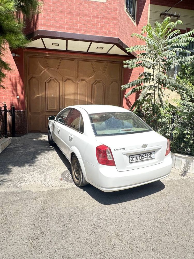 Lacetti sotiladi