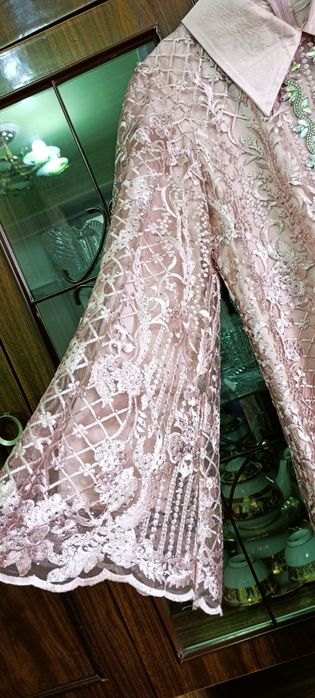 Toʻybop abaya stilidagi koʻylak mehr bilan tiktirilgan