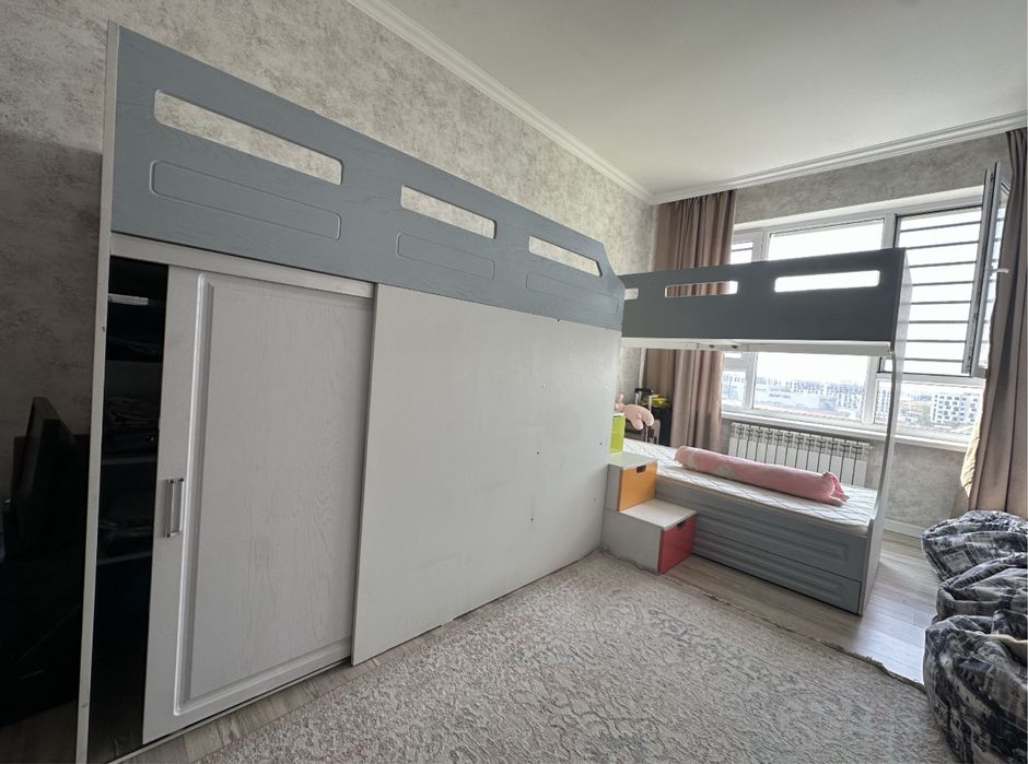 Детская двухъярусную кровать в комплекте со шкафом купэ и выдвижками