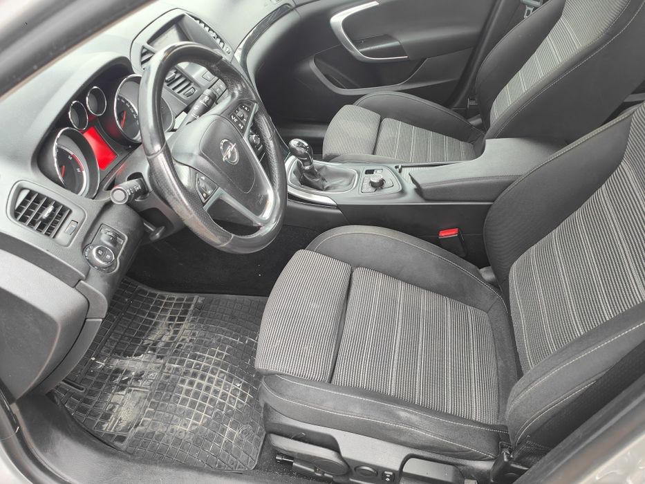 Vând Opel Insignia berlina 2011