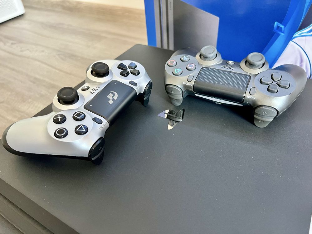 Playstation 4 Pro 1TB (PS4 Pro) + два джойстика + игра