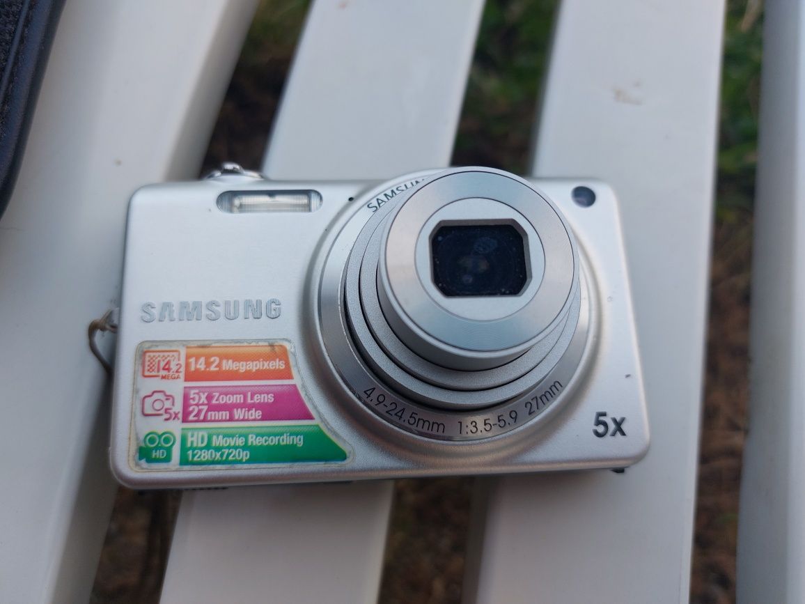 Vând  Aparat foto Video HD Samsung Preț  250 lei