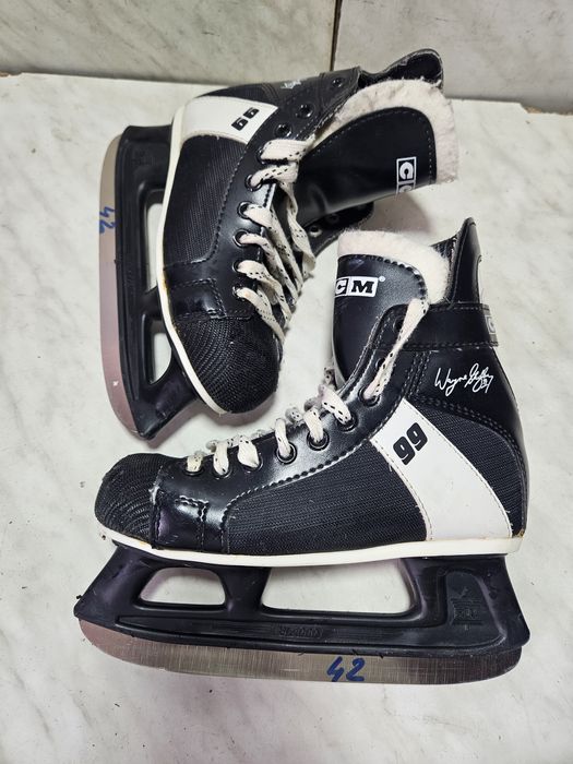 Patine 42 hochei hockey  CCM marime  34-35 ( 22  cm)