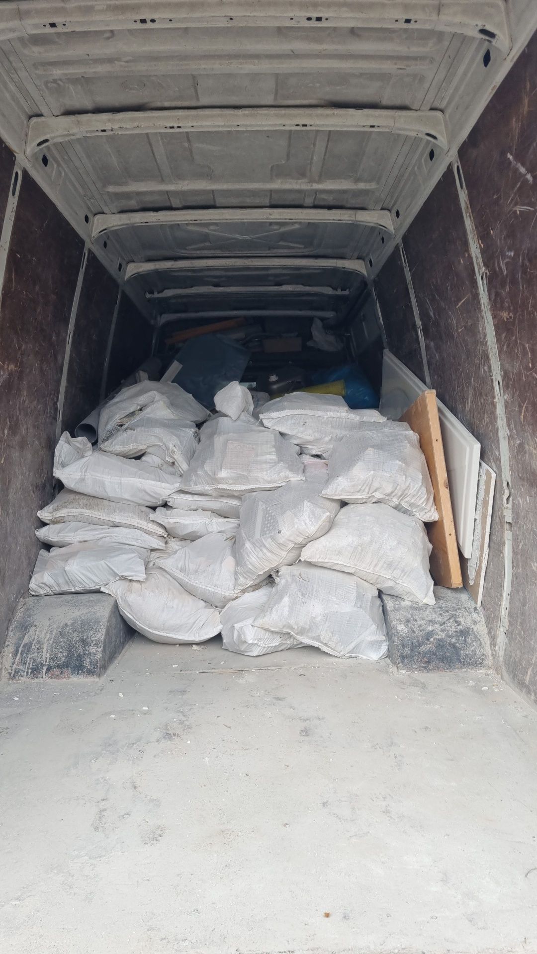 Transport moloz debarasare mobila evacuare apartamente