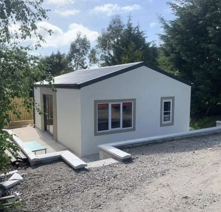 Vand casa pe structura metalica de locuit