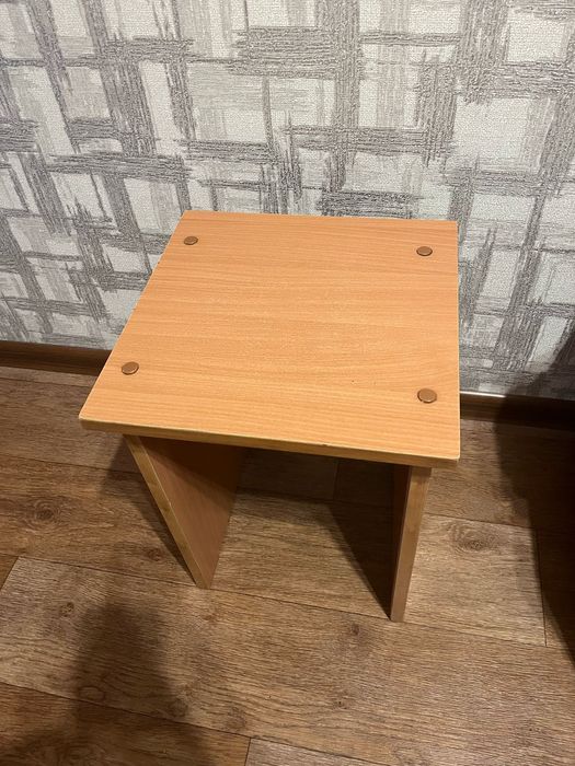 Табуретки  4 штуки, каждая 2 тыс