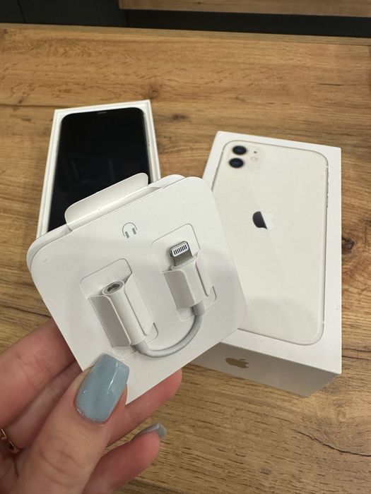 iPhone 11 + слушалки и 9 кейса