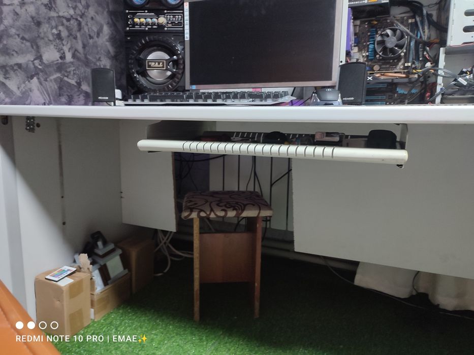 Компьютерный стол с газоном