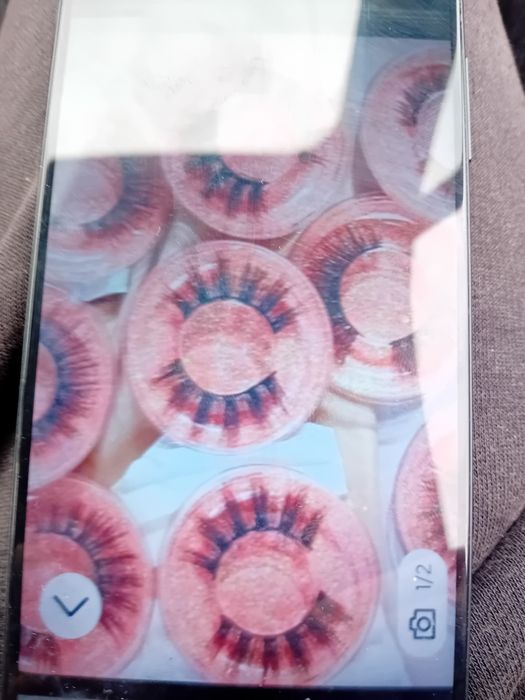 Пухкави мигли на лента